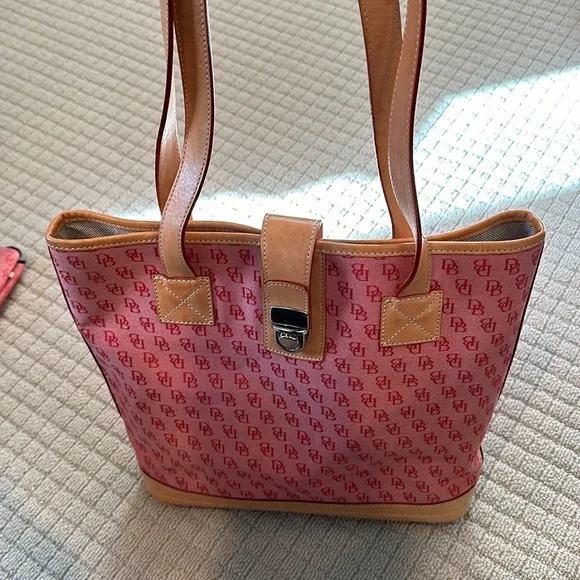 Dooney and Bourke handbag with compact bag - Picture 4 of 10